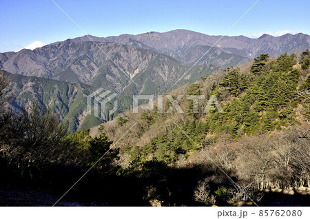 丹沢の大山北尾根　ミズヒノ頭からの富士山と丹沢山地の展望 85762080
