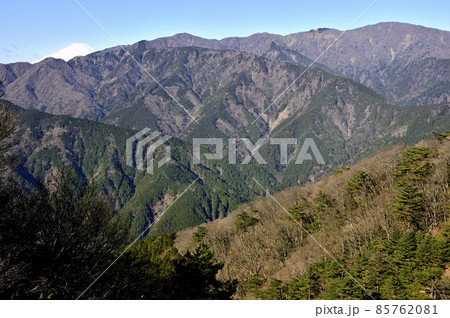 丹沢の大山北尾根　ミズヒノ頭からの富士山と丹沢山地の展望 85762081