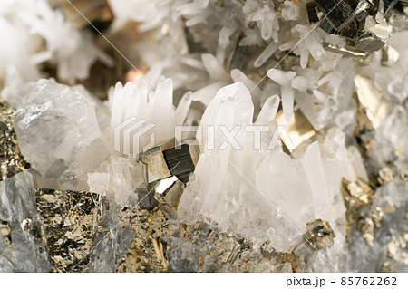青森県産の水晶クラスターと黄鉄鉱の写真素材 [85762262] - PIXTA