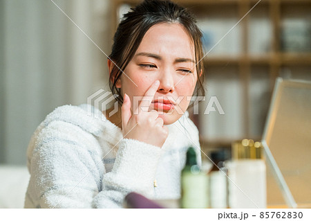 肌荒れに悩む若い女性 肌荒れに悩む若い女性 85762830