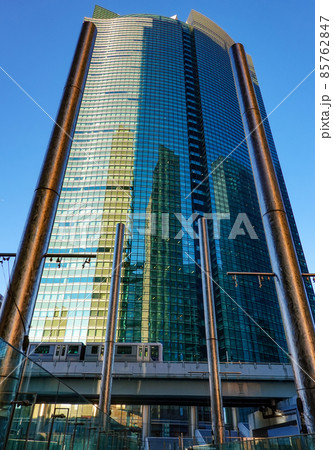 汐留シティセンター前を走る新交通ゆりかもめ(東京都港区 汐留シオサイト) 汐留シティセンター前を走る新交通ゆりかもめ(東京都港区 汐留シオサイト) 85762847