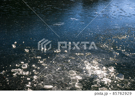 湖の氷の破片　 85762929