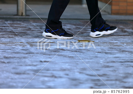 凍結した歩道 イメージ 凍結した歩道 イメージ 85762995