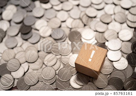 びっくりマークが書かれた積み木とコイン びっくりマークが書かれた積み木とコイン 85763161