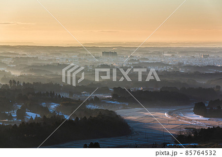 茨城県かすみがうら市三石森林公園から朝霞に差し込む朝日と光芒 85764532