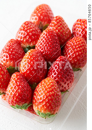 パック詰めされた苺 85764650