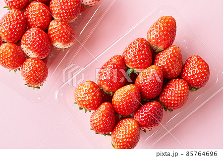 パック詰めされた苺 85764696