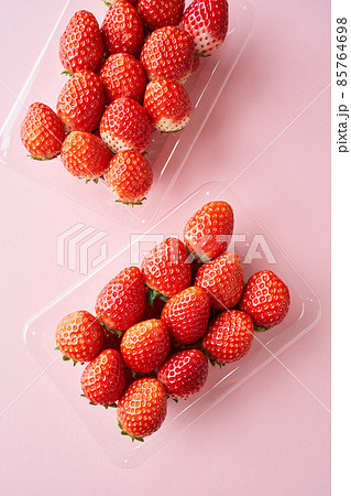 パック詰めされた苺 85764698