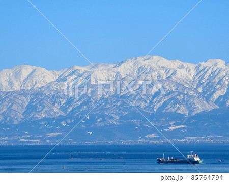 1月（冬） 富山湾を航行中の船（大型船）、雨晴海岸より冠雪している立山連峰を望む 富山県高岡市 85764794