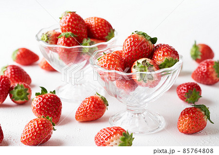 グラスの器に盛り付けた苺 グラスの器に盛り付けた苺 85764808