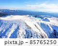 冬の草津白根山と湯釜（群馬県） 85765250