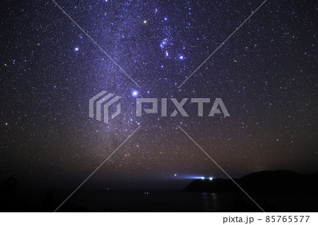 《宮崎県 かんなフラワーガーデン》恋ヶ浦展望台からの星空と都井岬灯台の上のカノープス 85765577