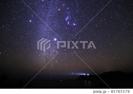 《宮崎県 かんなフラワーガーデン》恋ヶ浦展望台からの星空と都井岬灯台 85765579