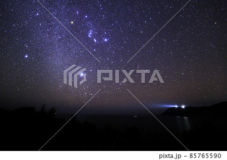 《宮崎県 かんなフラワーガーデン》恋ヶ浦展望台からの星空と都井岬灯台 85765590