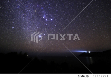 《宮崎県 かんなフラワーガーデン》恋ヶ浦展望台からの星空と都井岬灯台 85765591