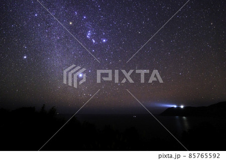 《宮崎県 かんなフラワーガーデン》恋ヶ浦展望台からの星空と都井岬灯台 85765592
