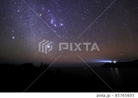 《宮崎県 かんなフラワーガーデン》恋ヶ浦展望台からの星空と都井岬灯台 85765605