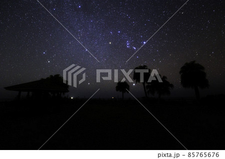 《宮崎県 かんなフラワーガーデン》恋ヶ浦展望台からの星空と冬の大三角形 85765676