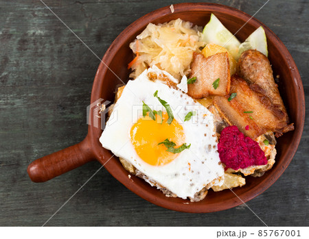 Breakfast of scrambled eggs with fried bacon and potatoes 85767001