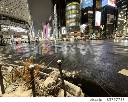 2022年1月の大雪が降った東京の銀座4丁目交差点 2022年1月の大雪が降った東京の銀座4丁目交差点 85767753