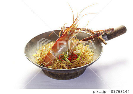 Casseroled prawns with vermicelli in clay pot on white Casseroled prawns with vermicelli in clay pot on white 85768144