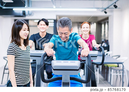 スポーツジムに通う人々 スポーツジムに通う人々 85768170