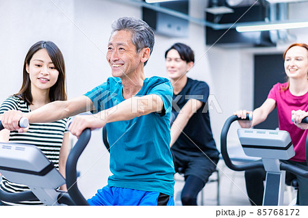 スポーツジムに通う人々 85768172