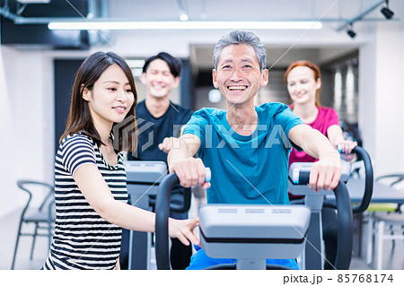 スポーツジムに通う人々 スポーツジムに通う人々 85768174