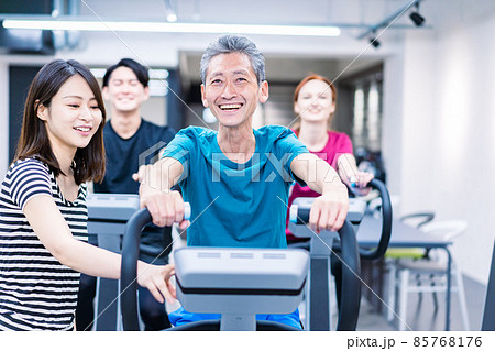 スポーツジムに通う人々 85768176