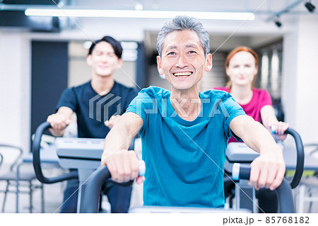スポーツジムに通う人々 スポーツジムに通う人々 85768182
