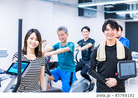 スポーツジムに通う人々 スポーツジムに通う人々 85768192