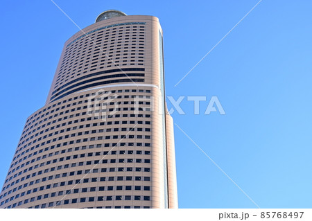 浜松駅周辺・アクトシティのタワーと青空 85768497