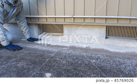 床下換気口の調査をする作業員 85769026