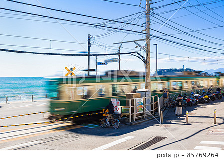 湘南海岸 江ノ電踏切 鎌倉高校前の写真素材 [85769264] - PIXTA