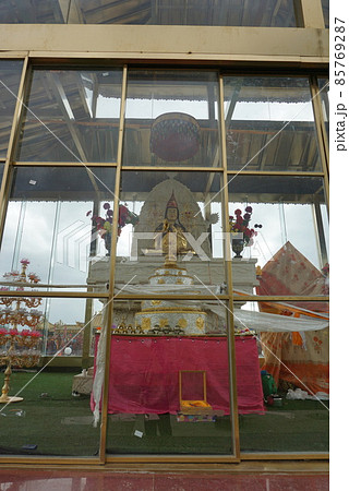 ラルンガルゴンパのチョルテン仏像 85769287