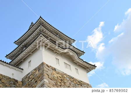 明石城の巽櫓と青空 85769302