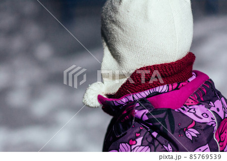 Child in the winter outdoors from the back. Copy space Child in the winter outdoors from the back. Copy space 85769539