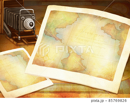 手描き風のアンティークなはめ込み写真とレトロカメラのフレーム（古地図背景） 85769826
