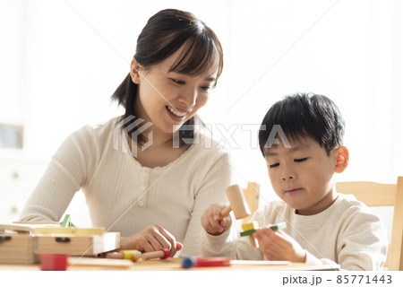 積み木で遊ぶ4歳の男の子 85771443