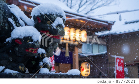狛犬親子と雪景色 85772021