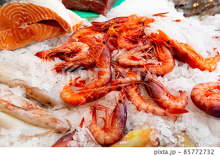 Market showcase with raw prawns Market showcase with raw prawns 85772732
