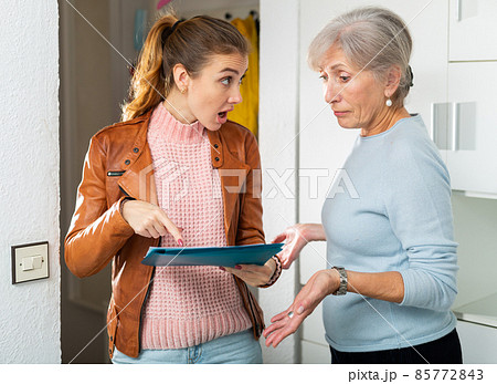Elderly lady and younger woman quarreling about breach of rent contract 85772843