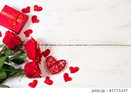 Red roses and hearts on white wooden background. Valentine's day, place for text. 85773247