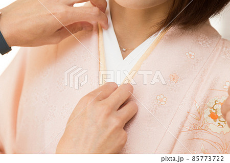 着物　着付け作業 85773722