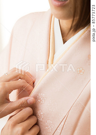 着物 着付け作業 着物 着付け作業 85773723