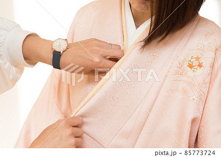 着物　着付け作業 85773724