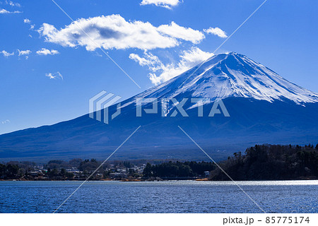 快晴の空と厳冬の富士山・河口湖 85775174