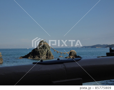 晴れの日の穏やかな波間の夫婦岩・二見ヶ浦 晴れの日の穏やかな波間の夫婦岩・二見ヶ浦 85775809