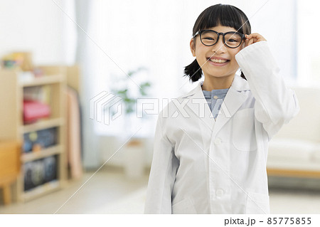 リビングに立つ白衣の女の子 85775855