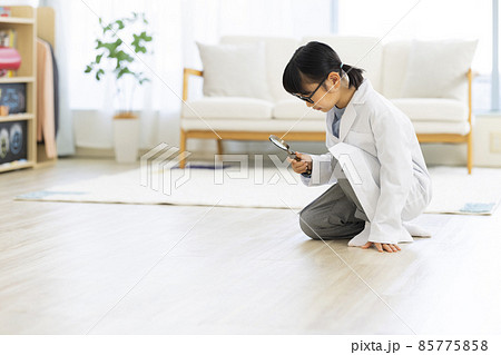 リビングで虫眼鏡を覗く白衣の女の子 リビングで虫眼鏡を覗く白衣の女の子 85775858